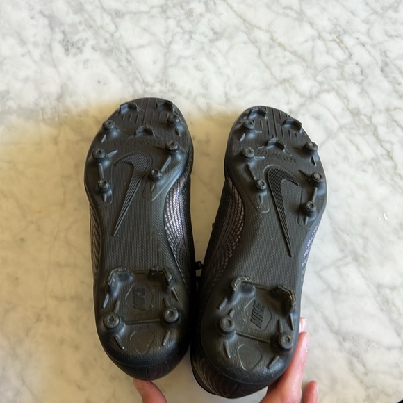 Size 7 women’s soccer cleats - Picture 3 of 4